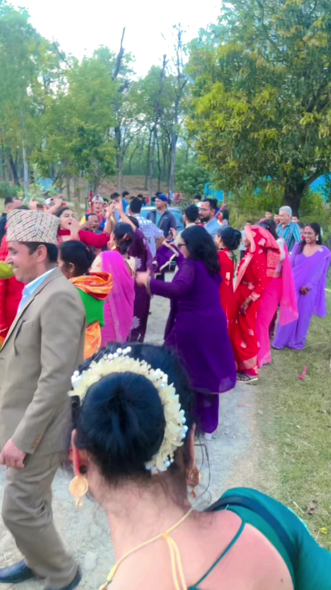 @घरकी एक्ली बुहारी लाहुरेनि👮