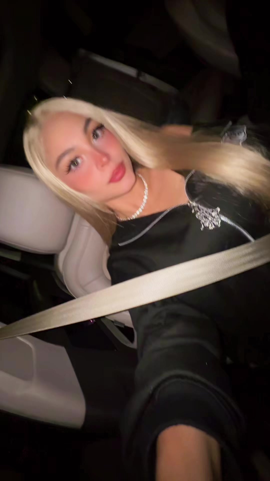 @🧍🏼♀️