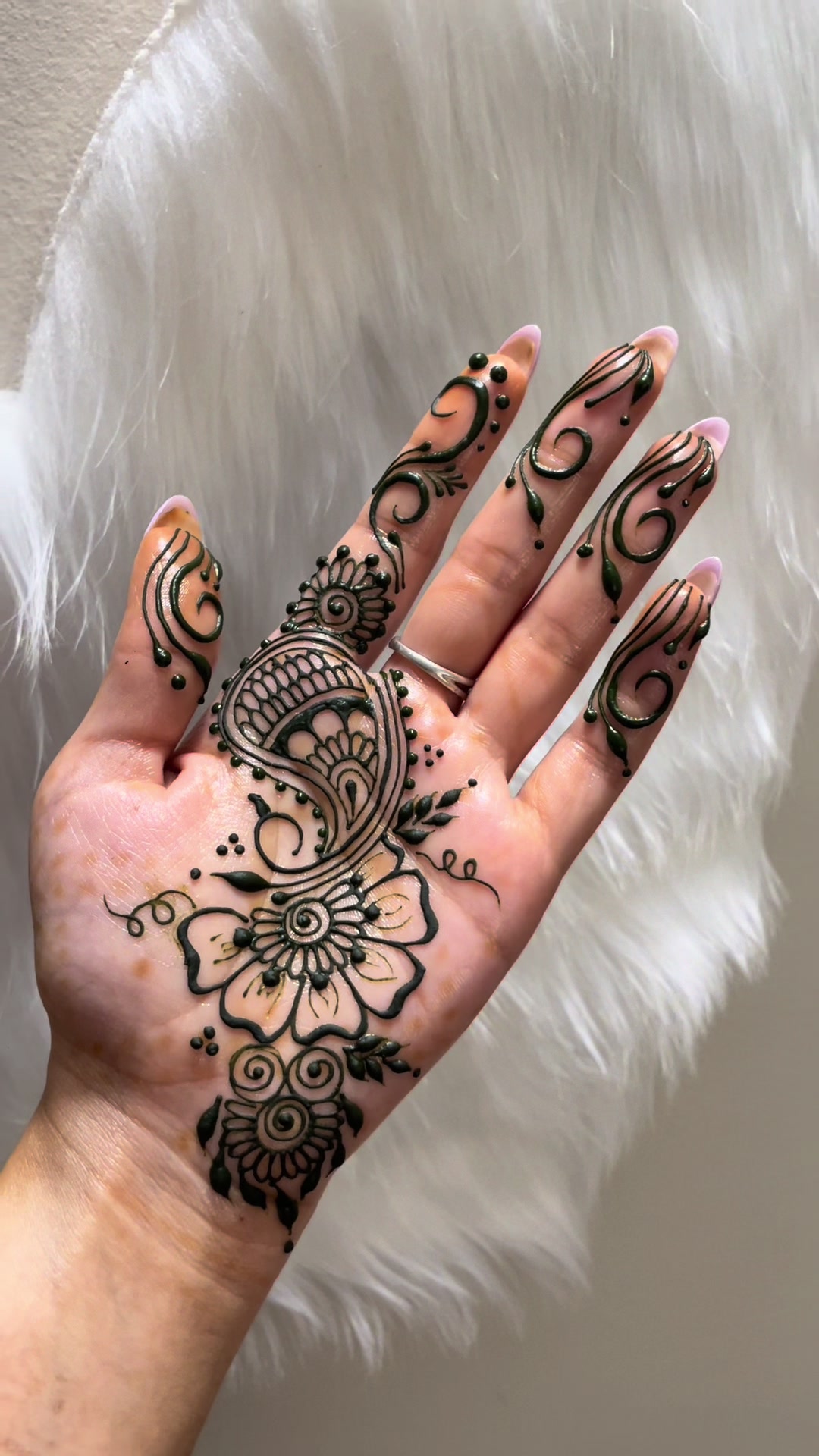 @charmsofmehandi