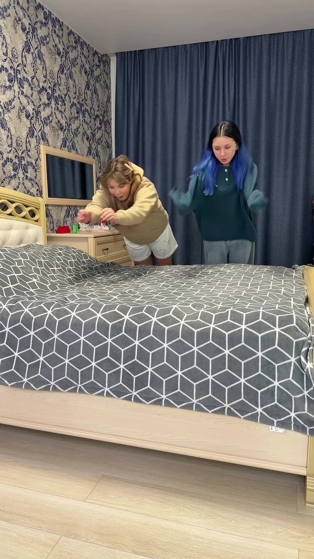 @Семейка Адамс