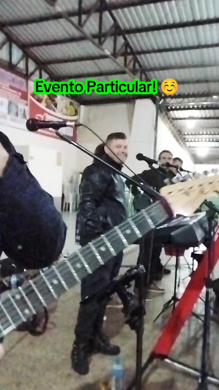 @Tr&ecirc;s Hermanos