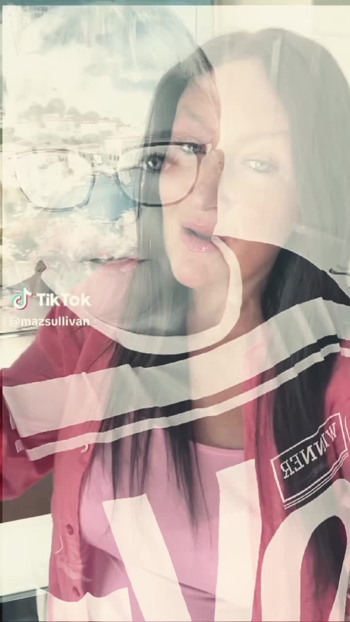 @Itsmedeedee