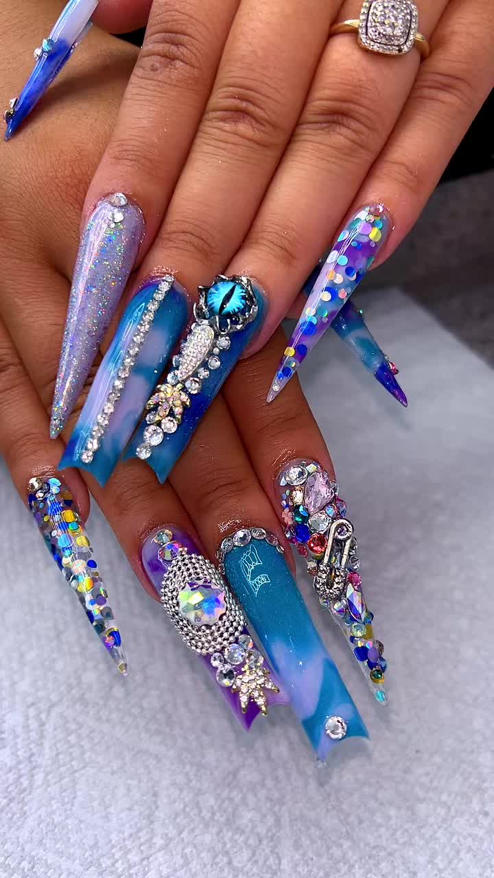 @MiMi 🎨🦋👑🦄