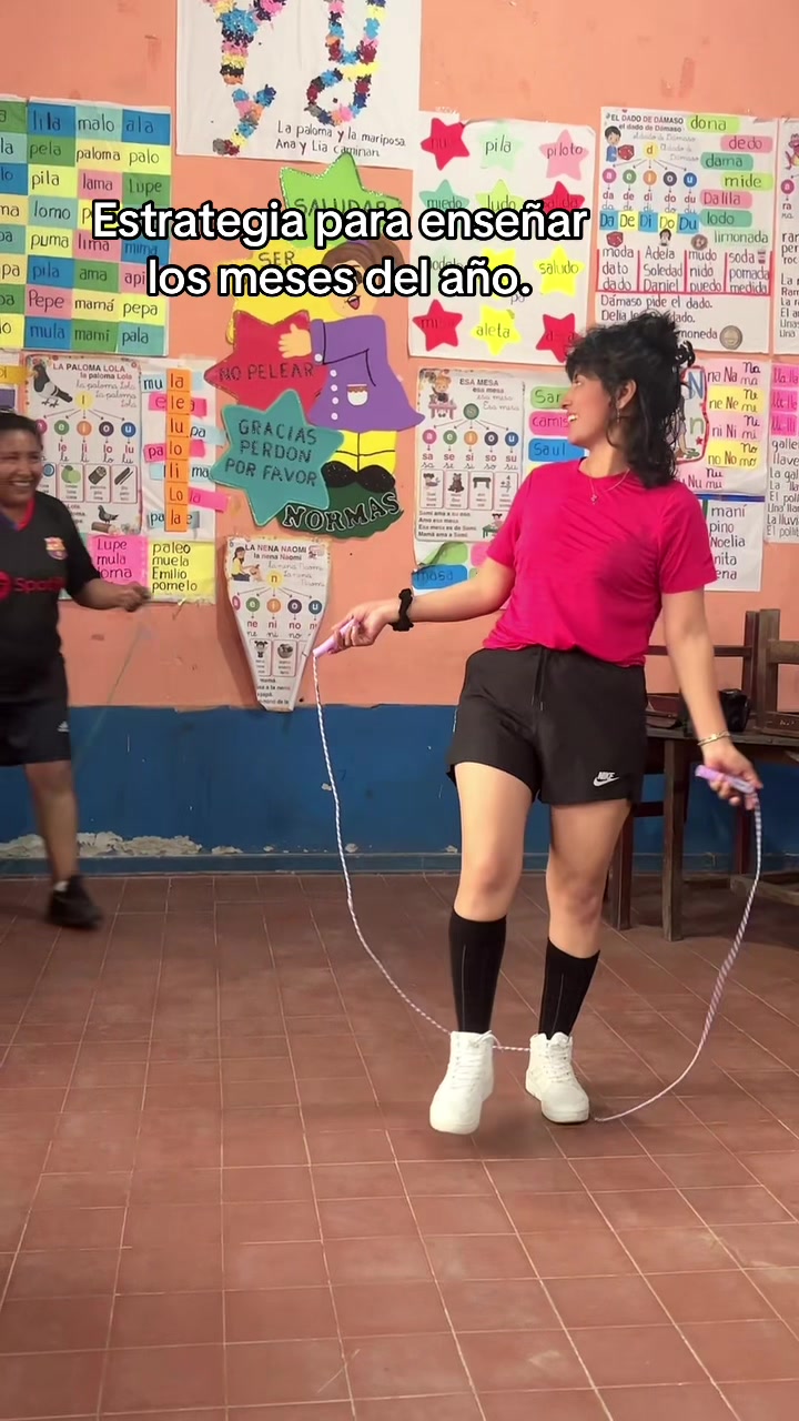 @La Prof. Mónica 📚✍️🇧🇴🍍