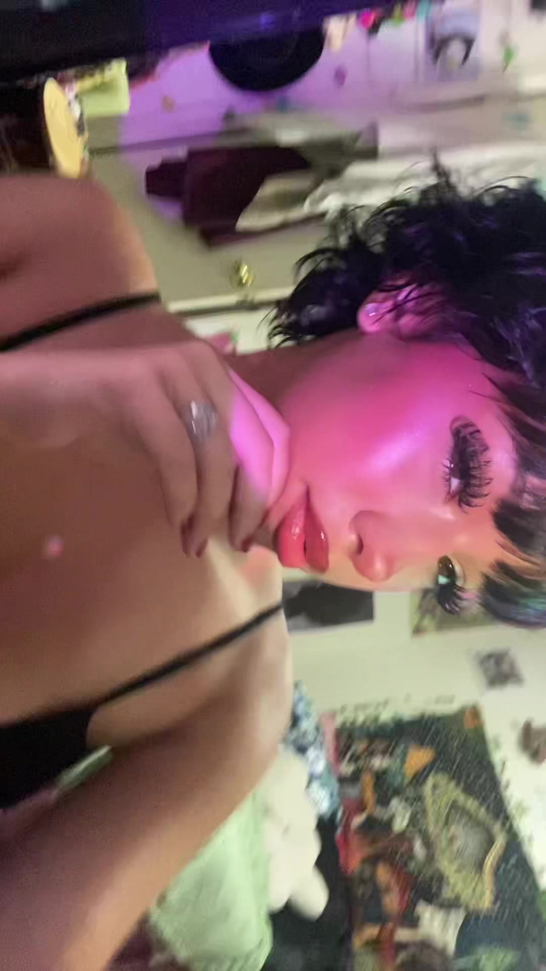 @•