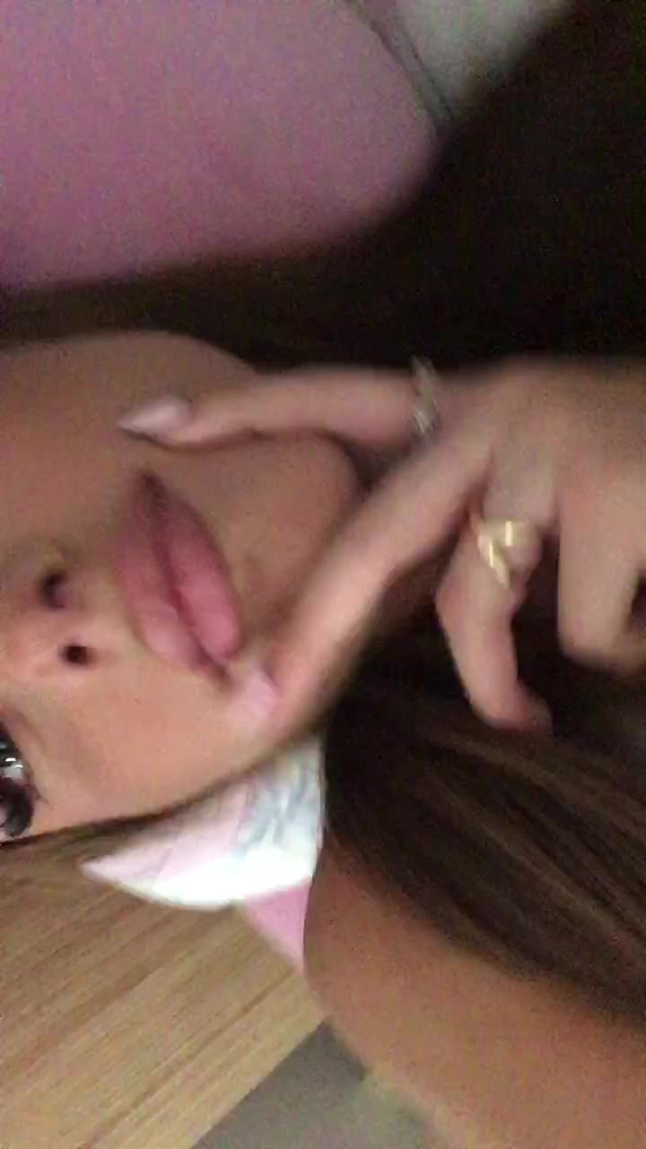 @>_<