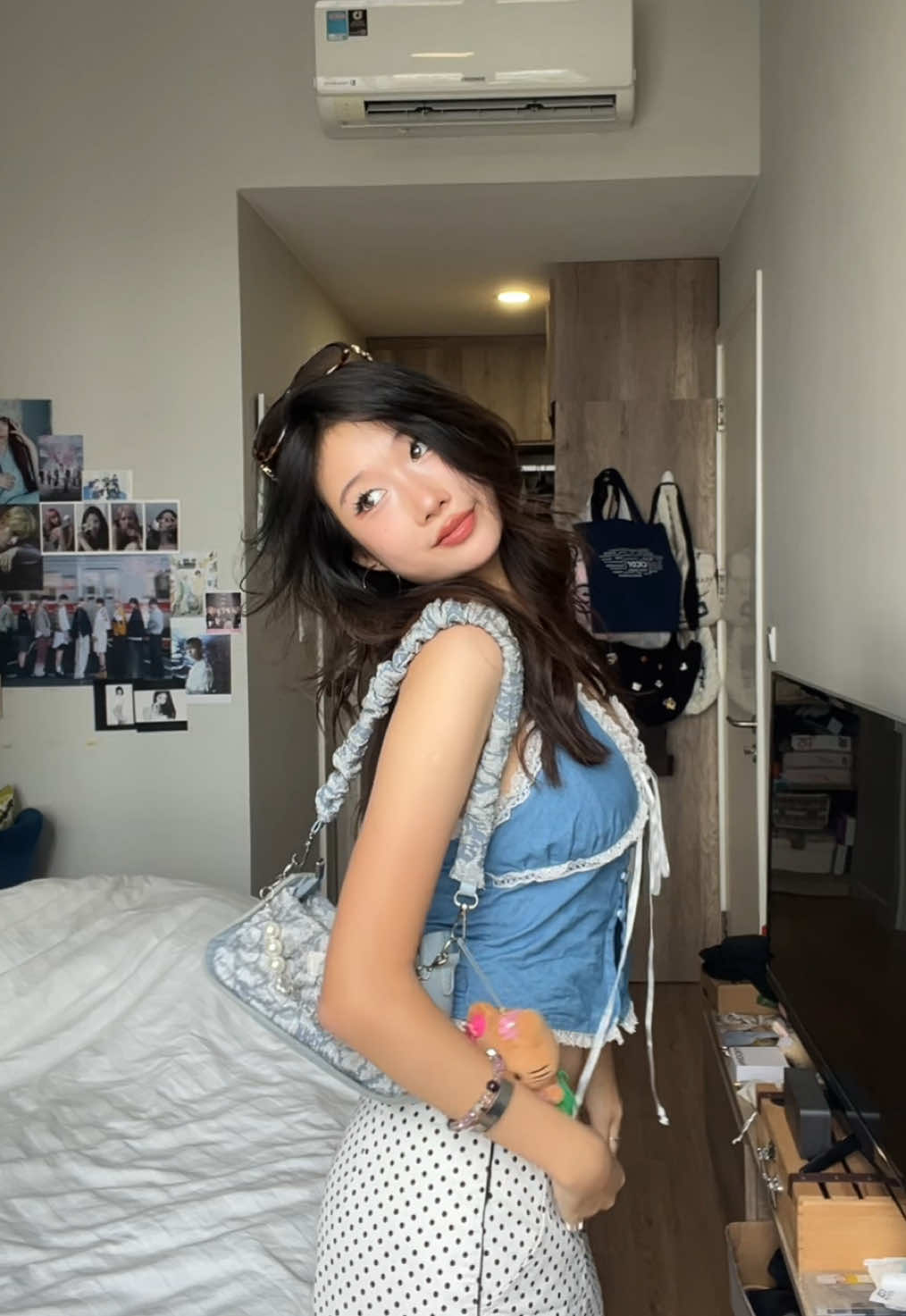 @由由