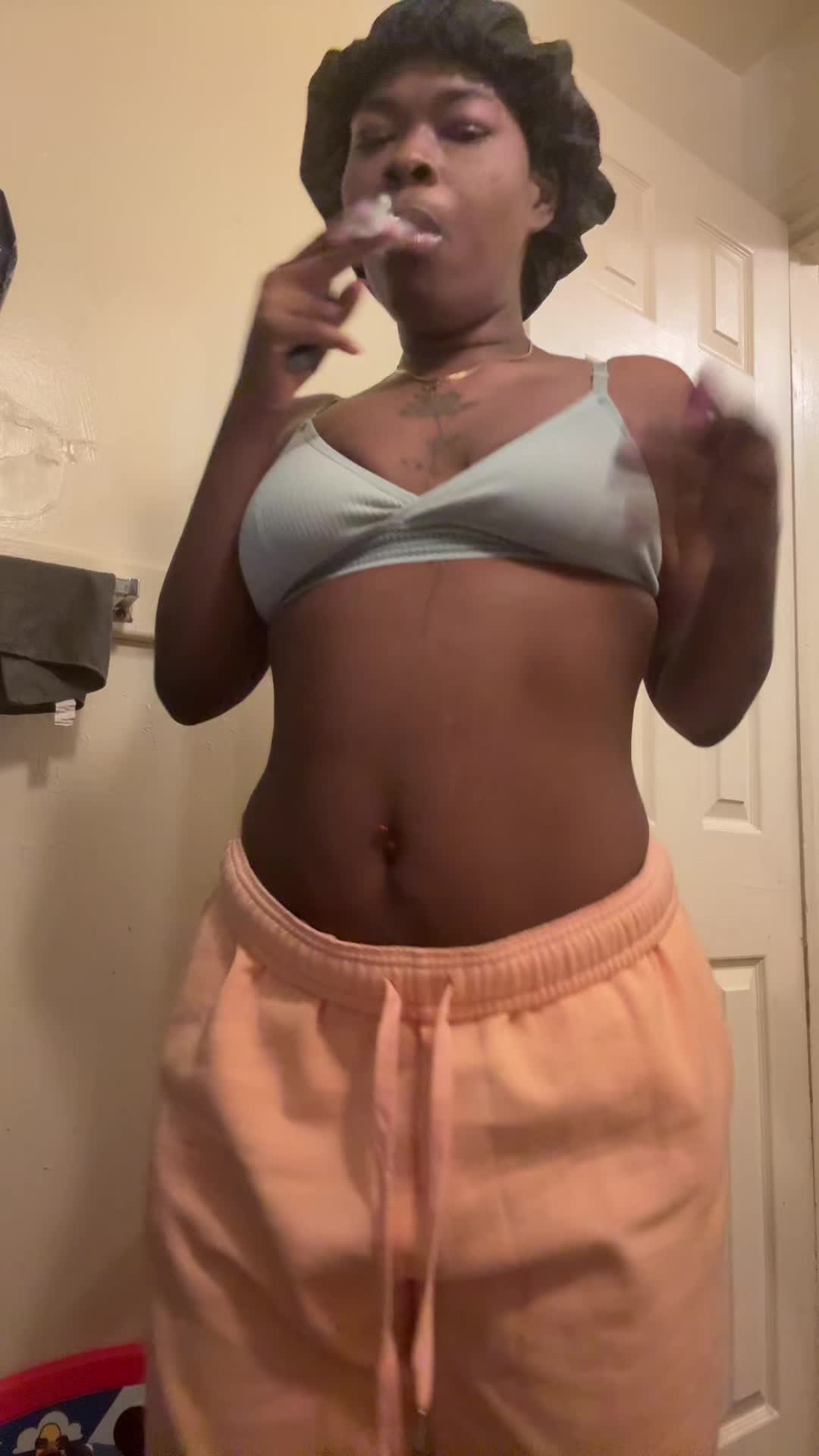 @Hey chat i’m 20. Detroit📍