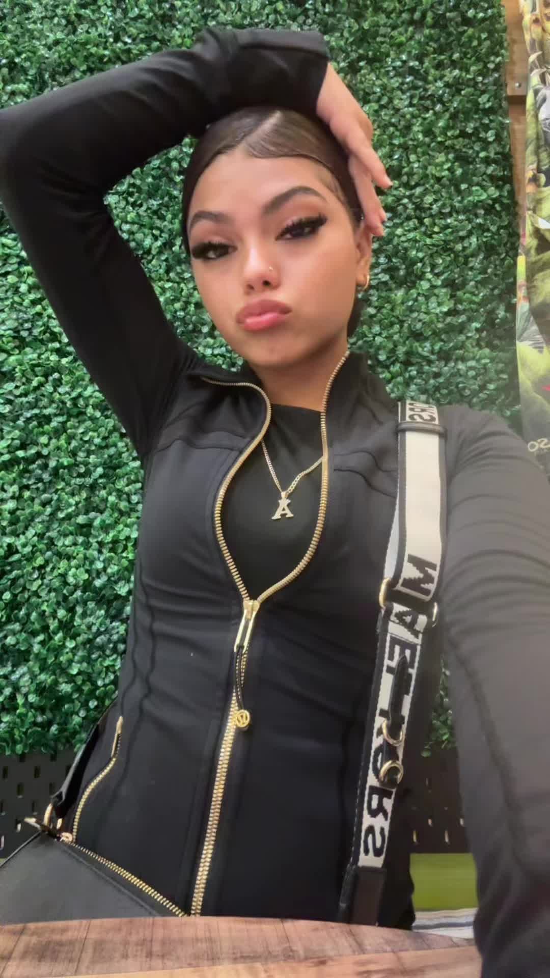 @Alexa👻