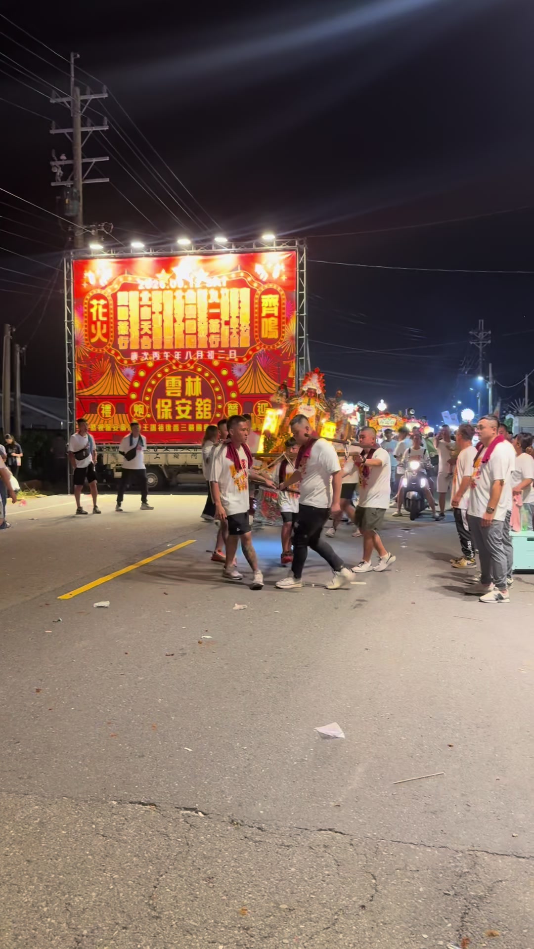 @到處亂拍廟會和煙火的人