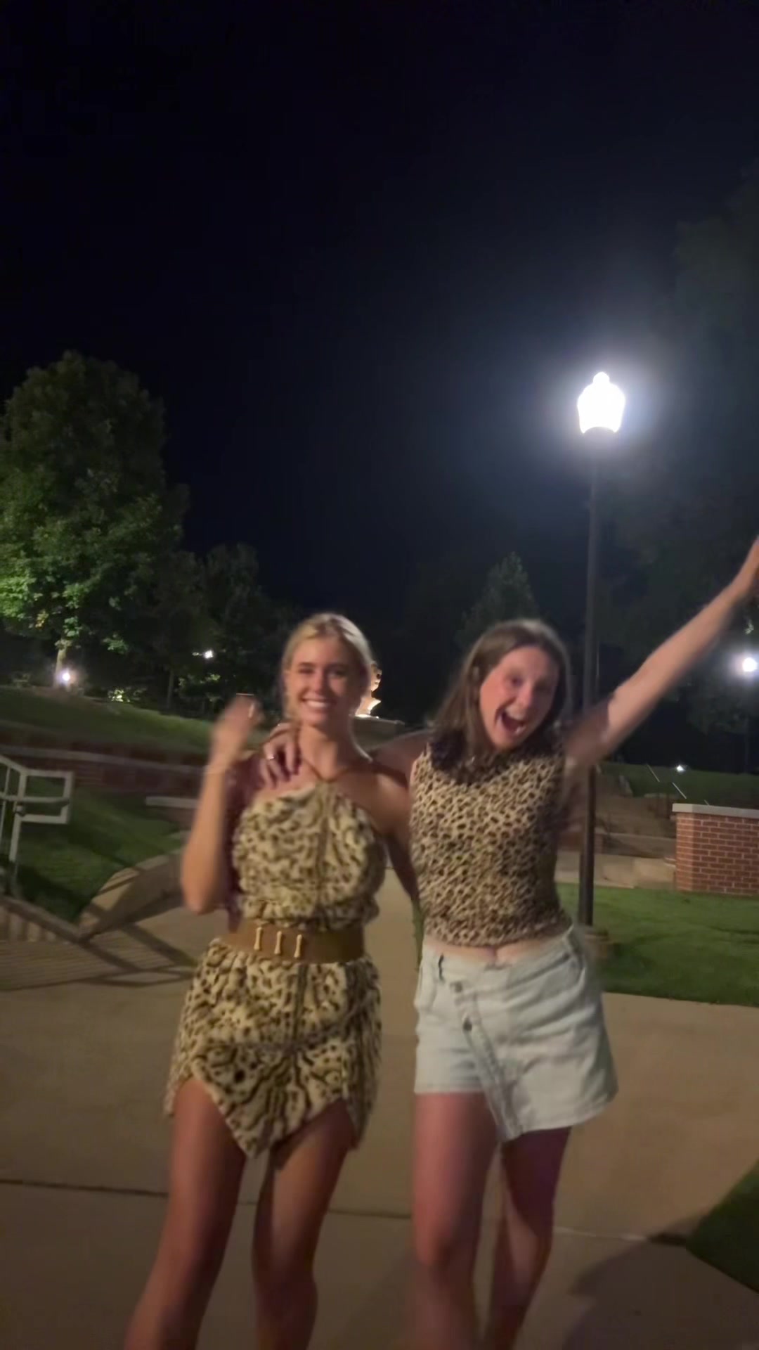 @Livi + Claire 🤸&zwj;♀️🫧🧡