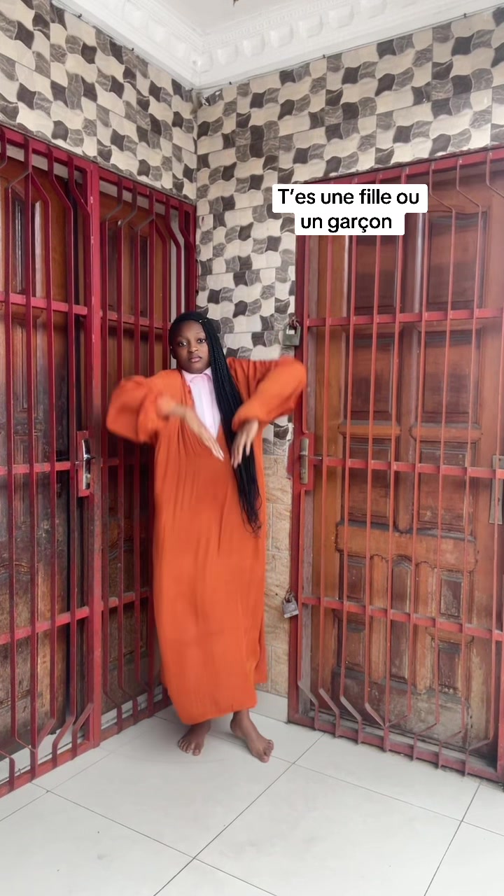 @242 Chlo&eacute; officiel