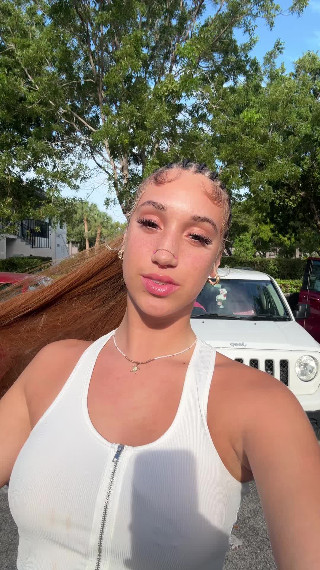 @Lightskinlesbo