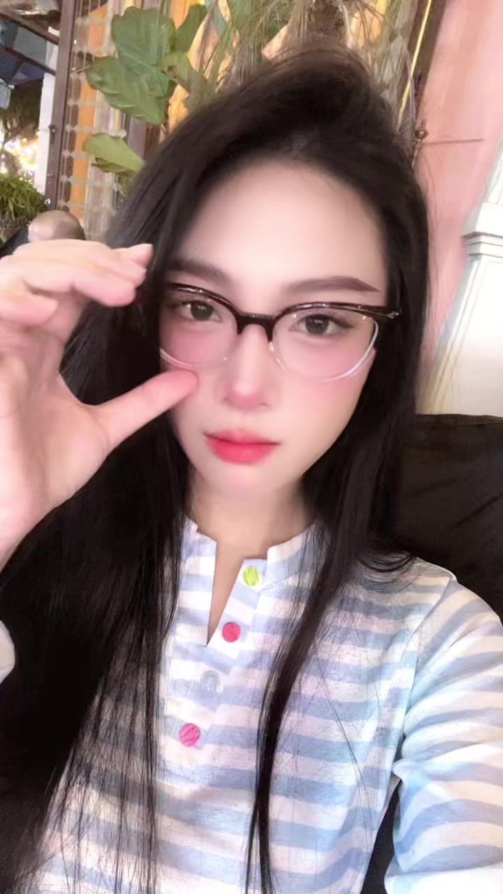 @Phượng th&iacute;ch ngắm m&acirc;y