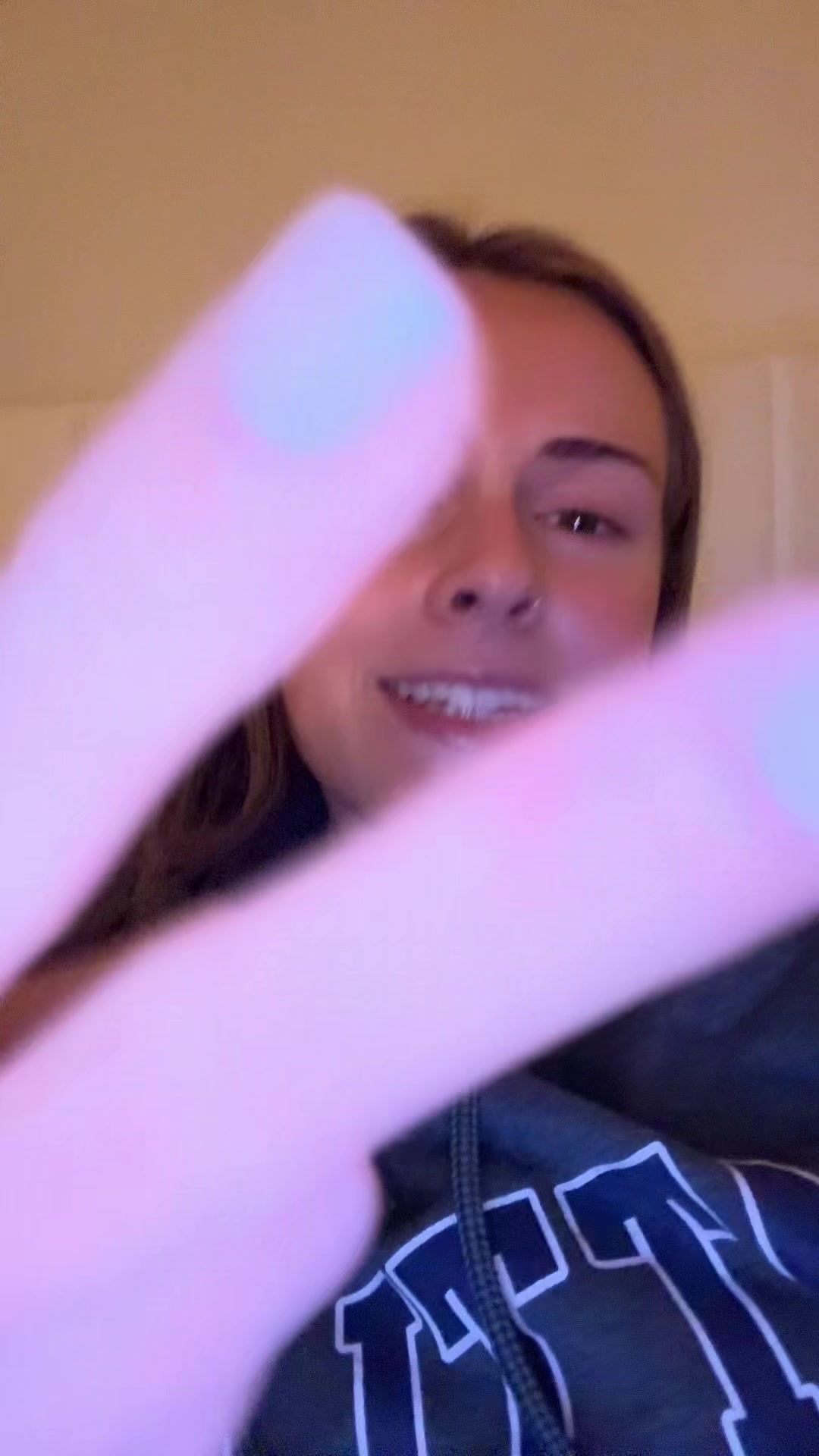 @🧍🏼&zwj;♀️