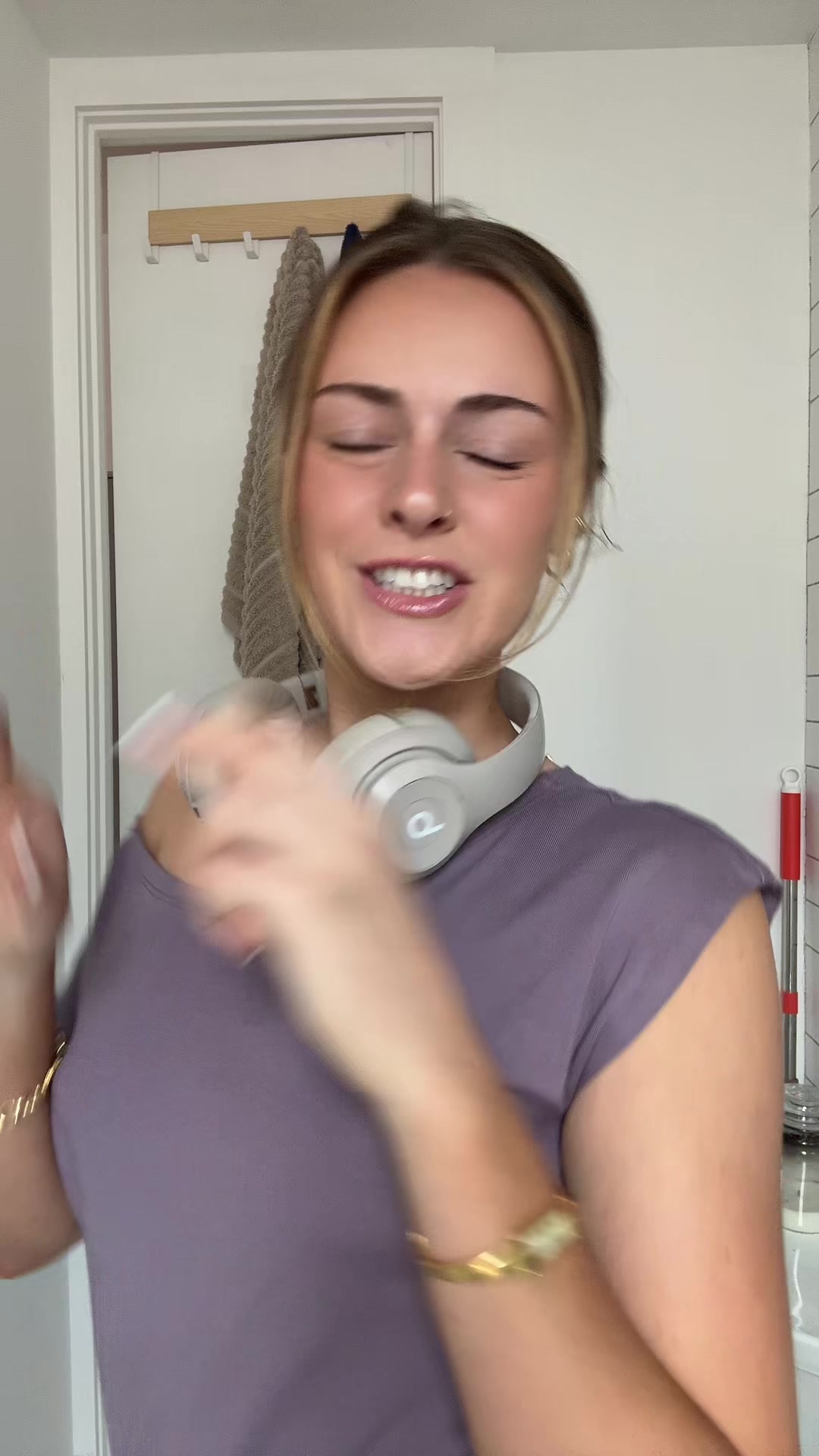@🧍🏼♀️