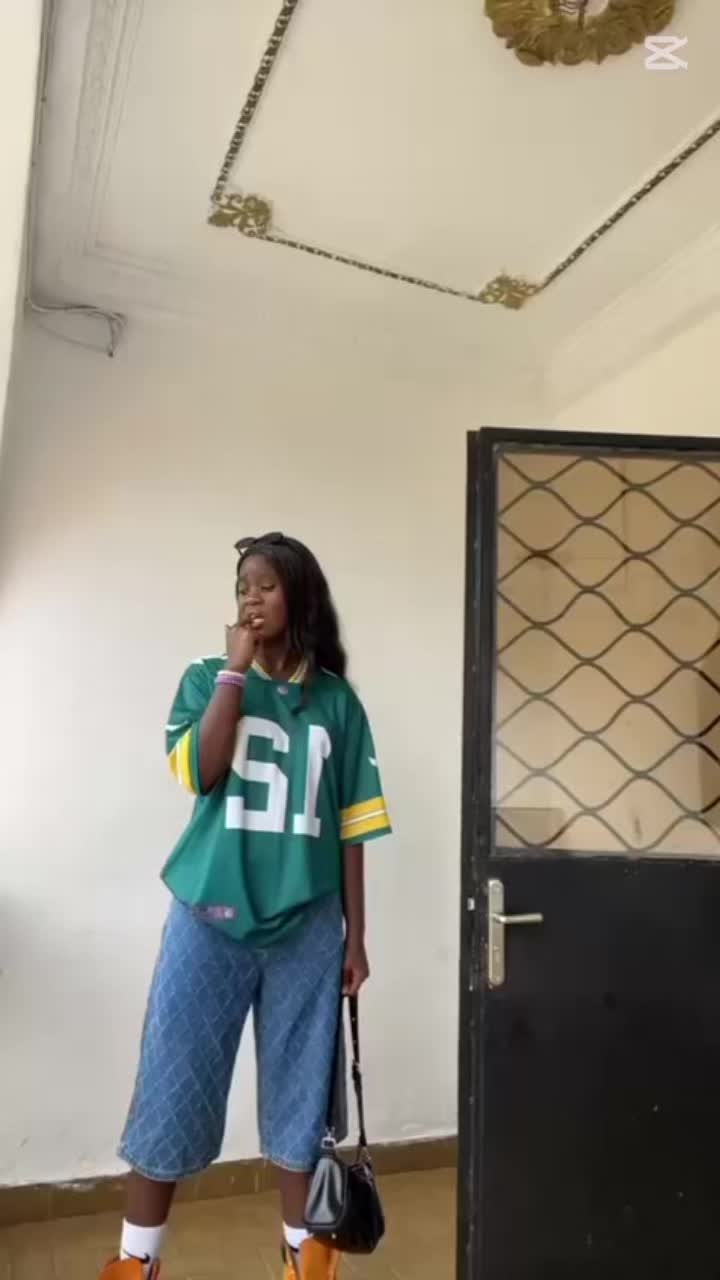 @👩🏽🦰!