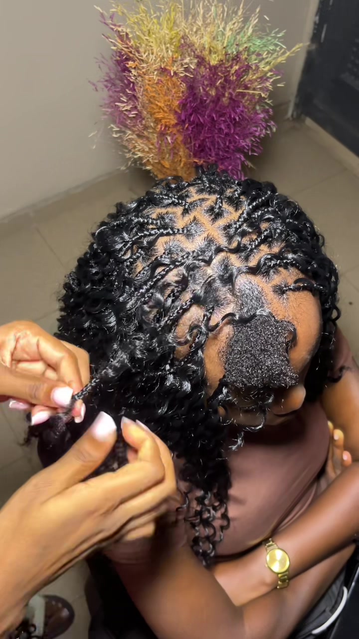 @LRB | Hairstylist in Surulere