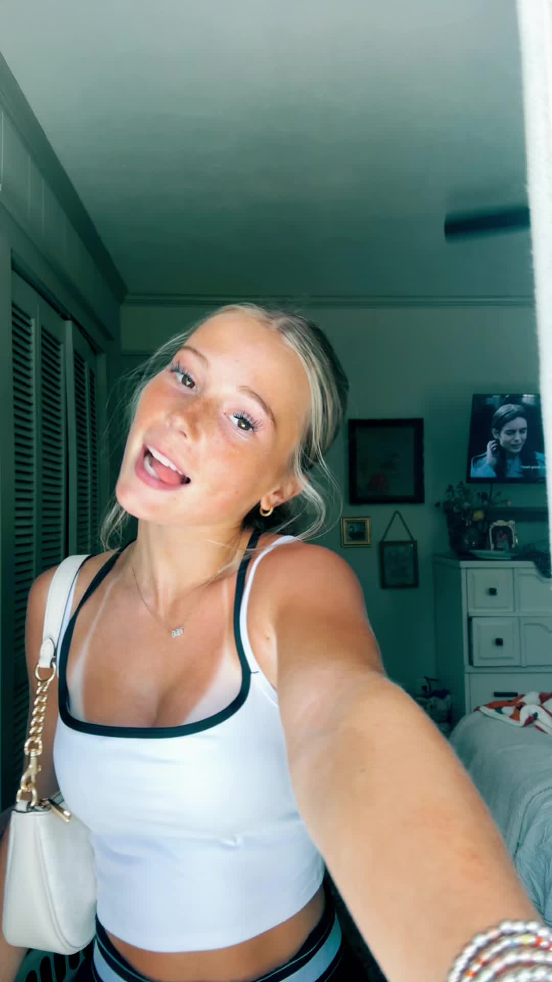 @a u b s