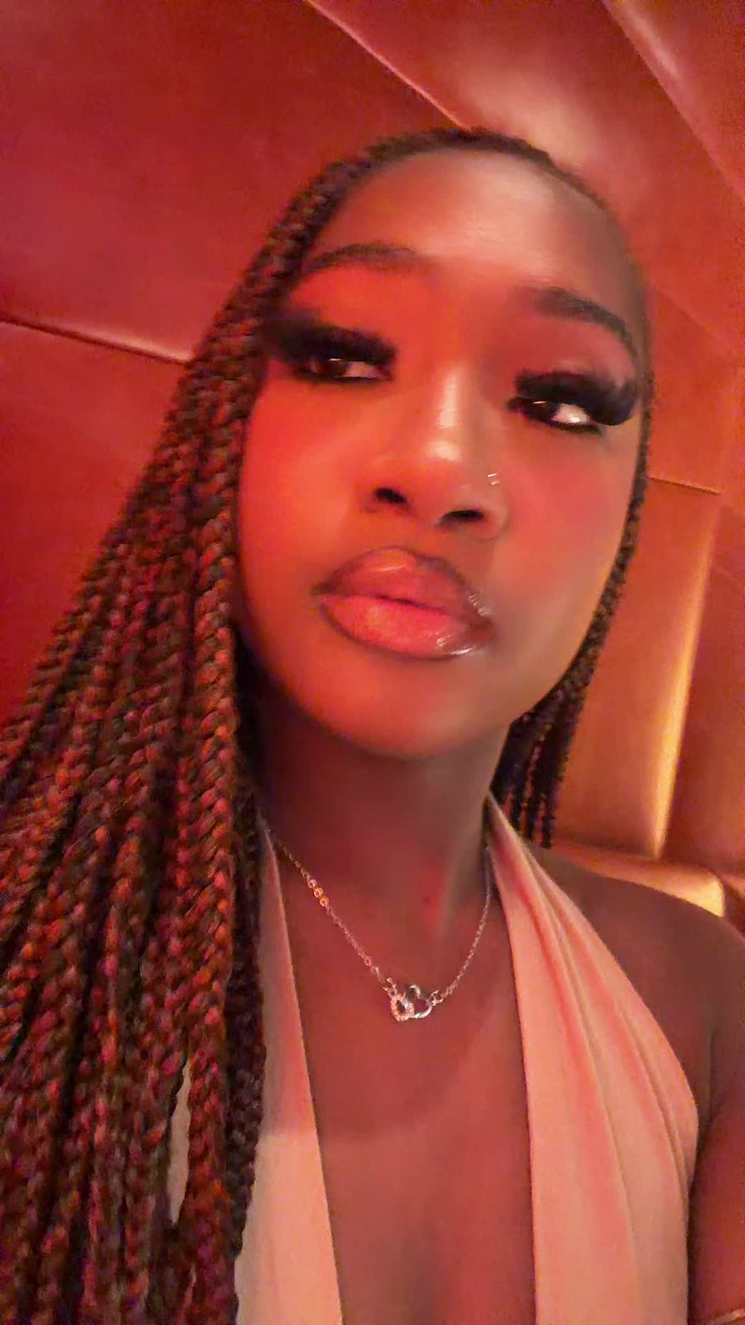 @Queenariiiberryyy🍓