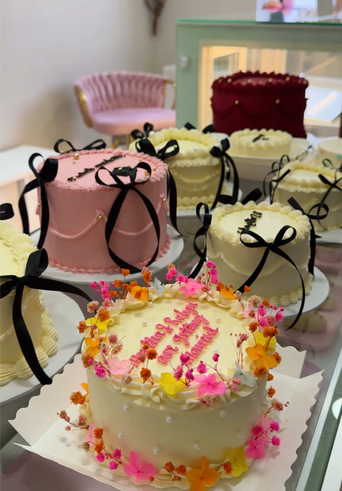 @devinetreatsbakery