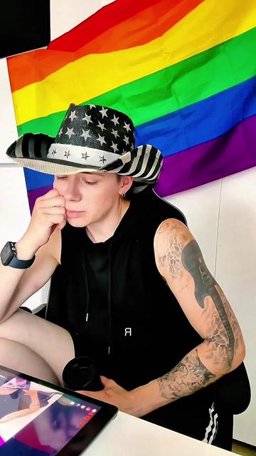 @Live free or die🏳️🌈