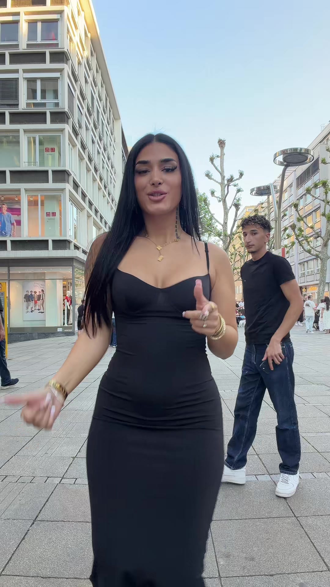 @Vinoschh