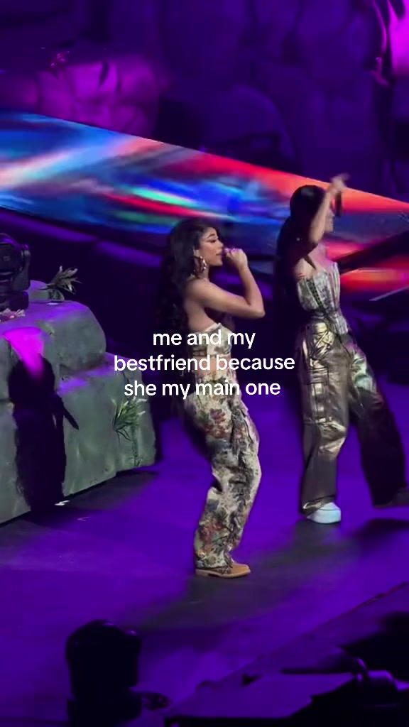 @⃟