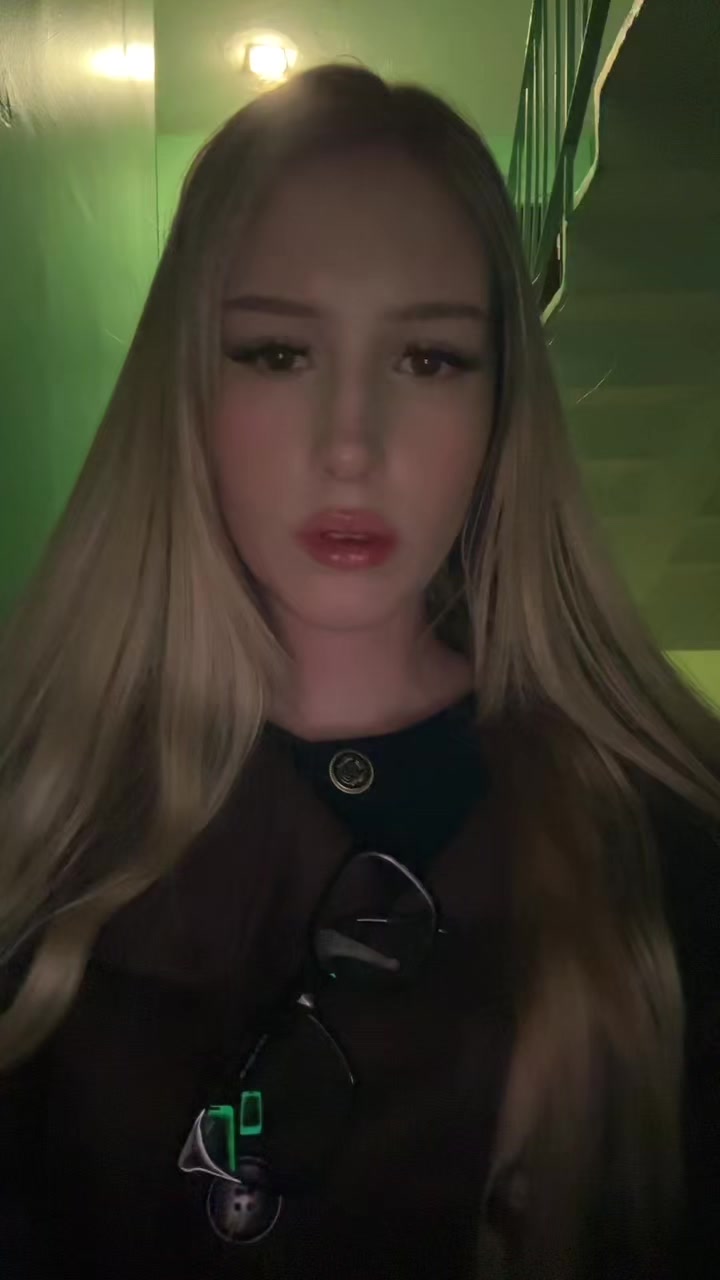 @👅👧🏼