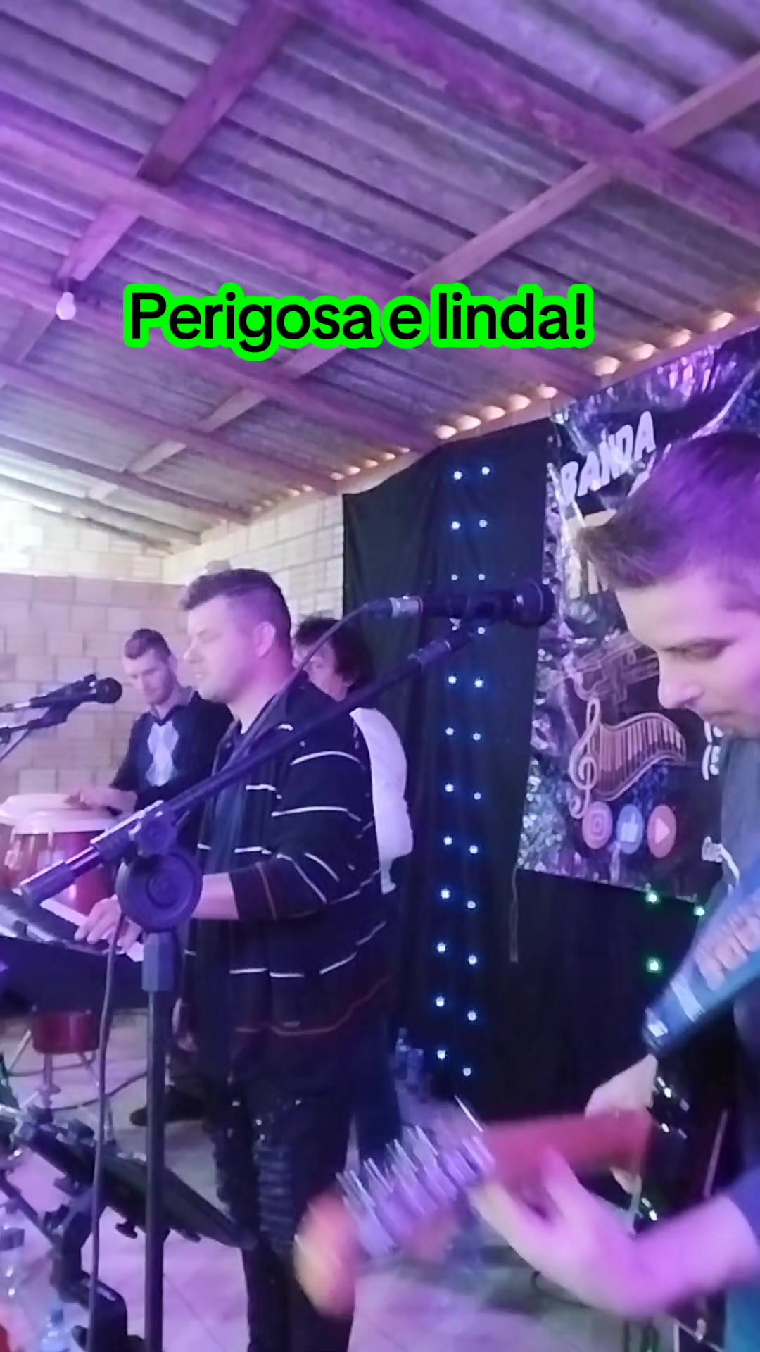 @Tr&ecirc;s Hermanos