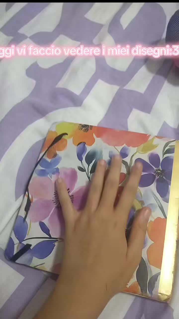 @>_<
