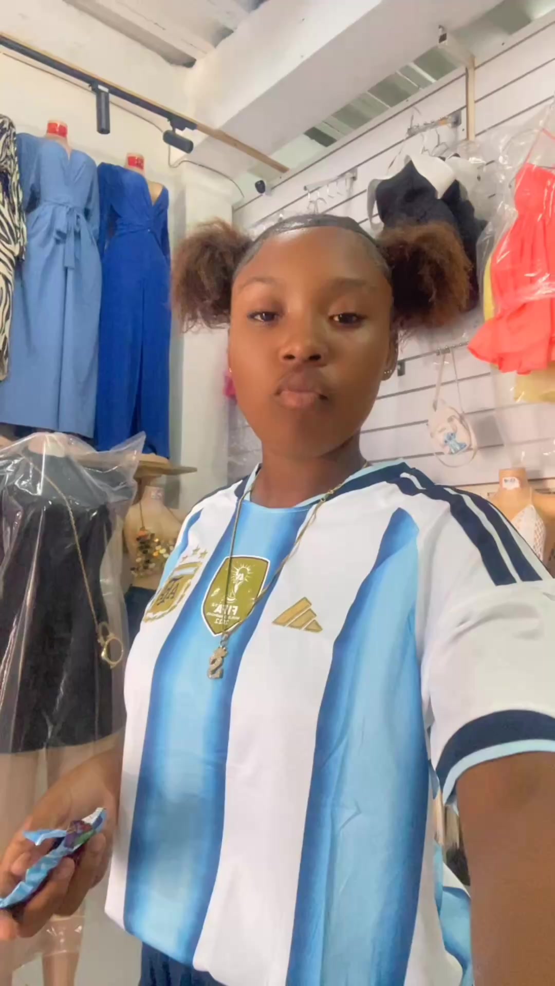 @niaabaee__