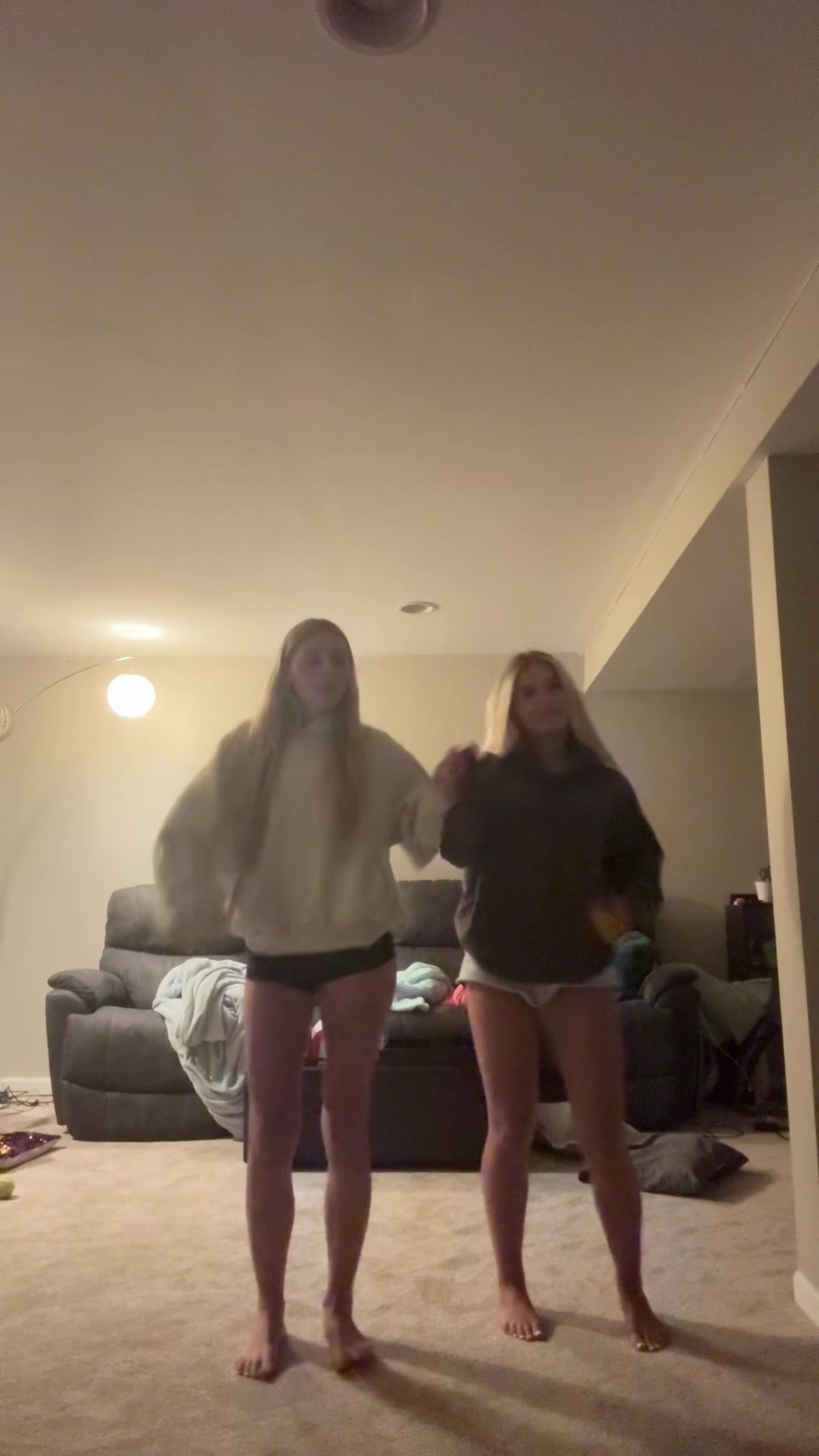 @👯