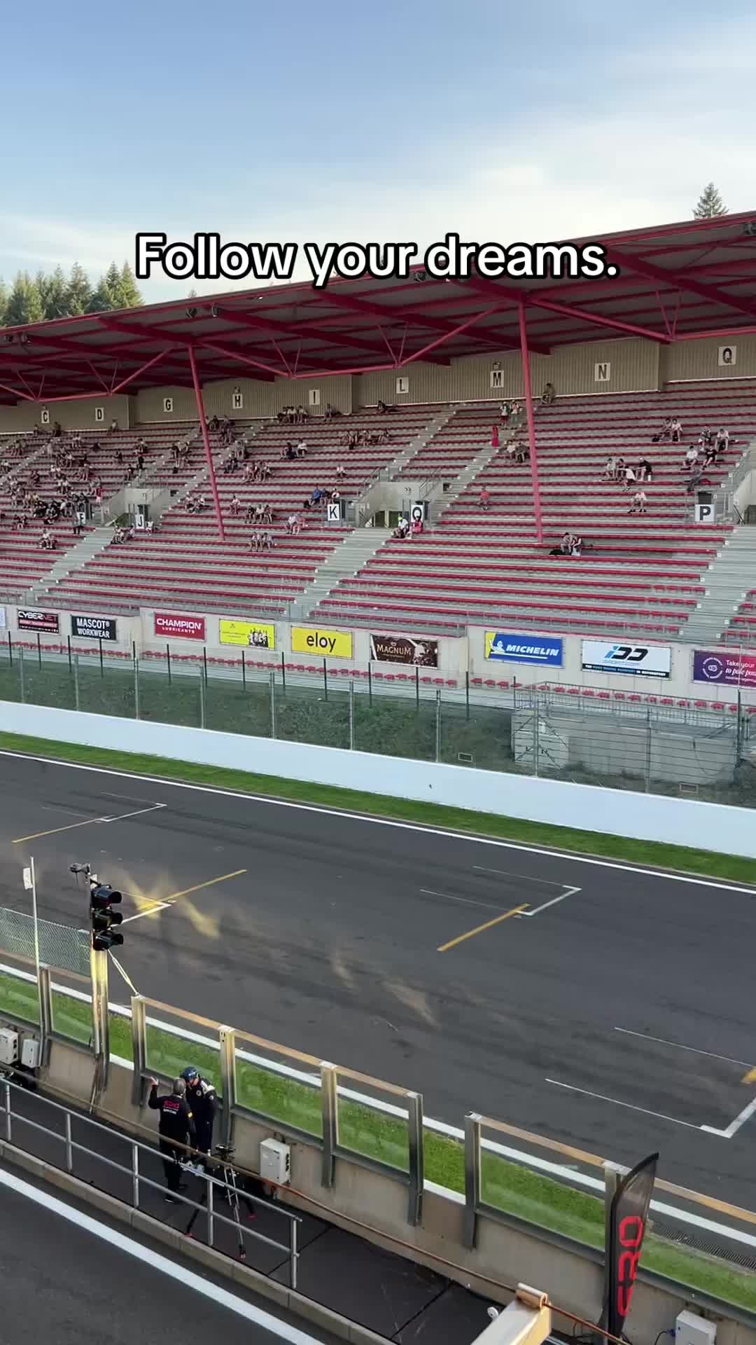@Elineee 🏎️
