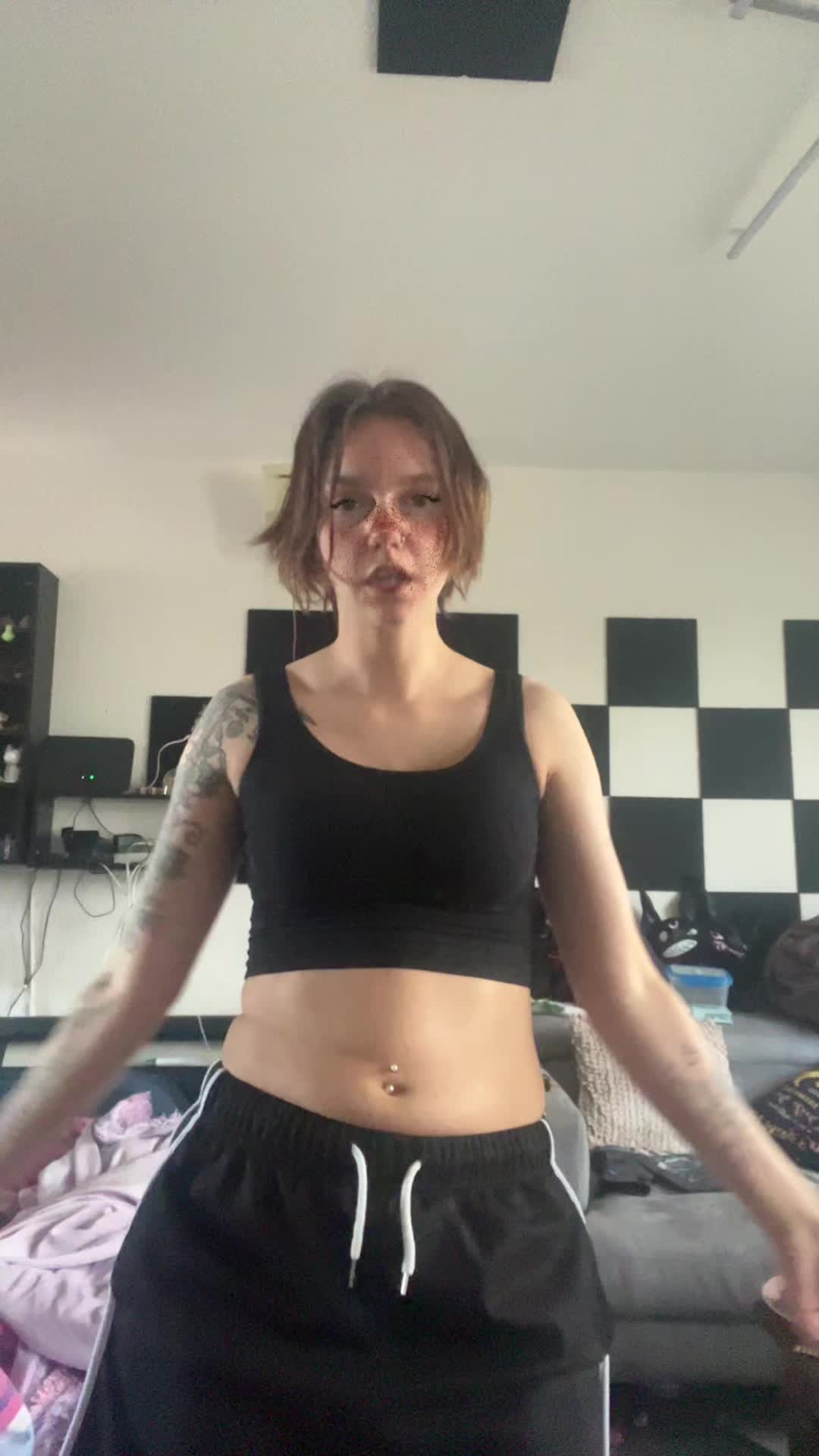 @Anschii_Queen