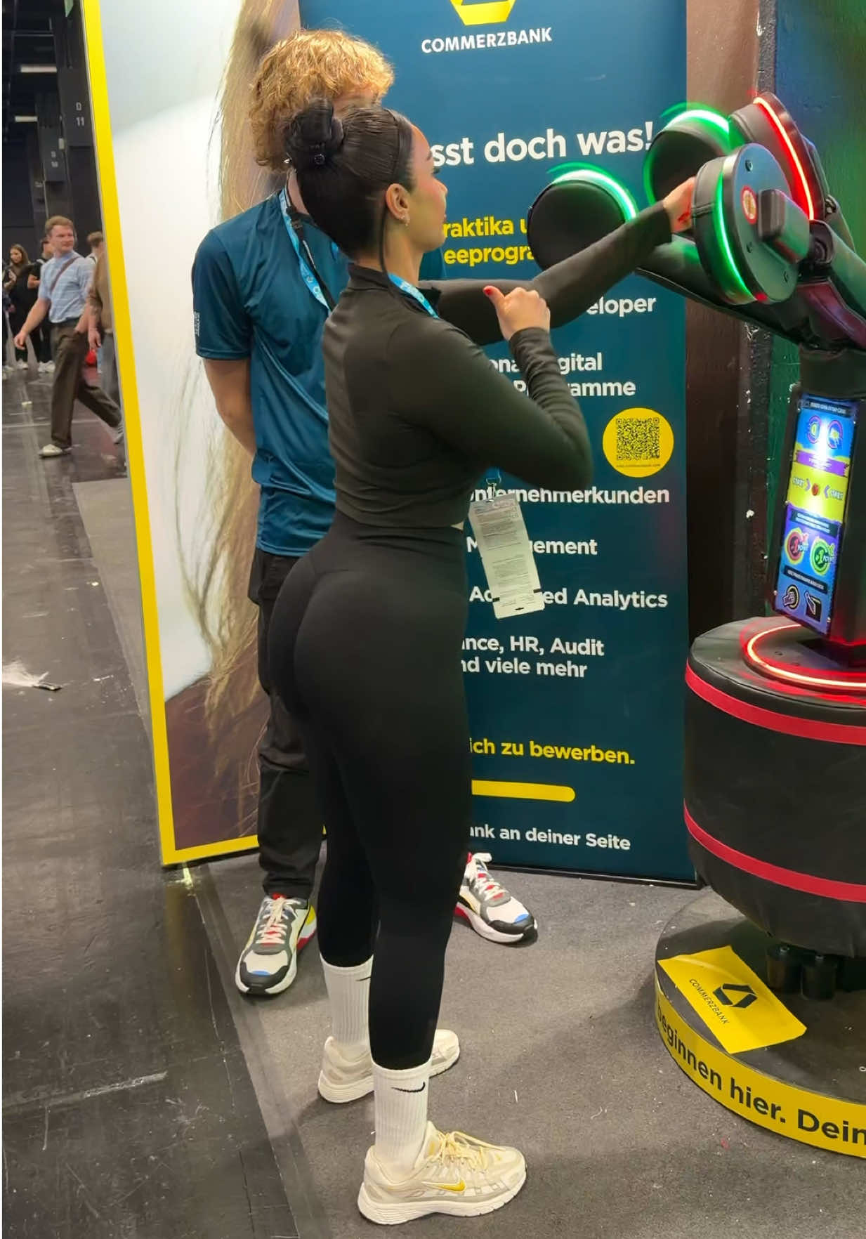 @EllxFit