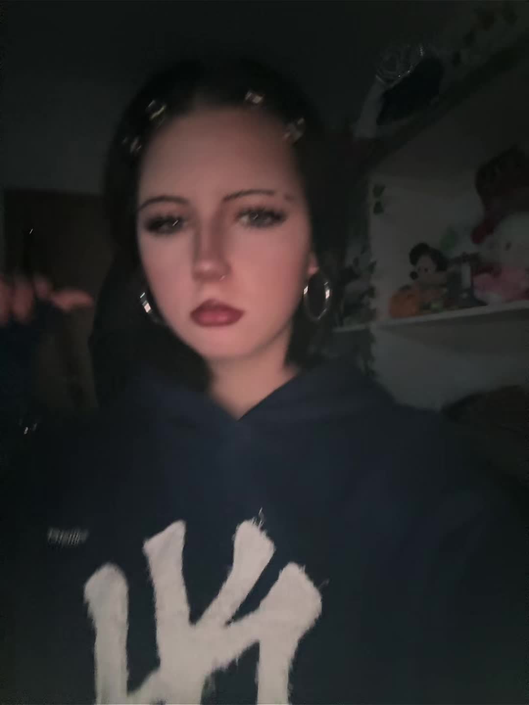 @>⩊<