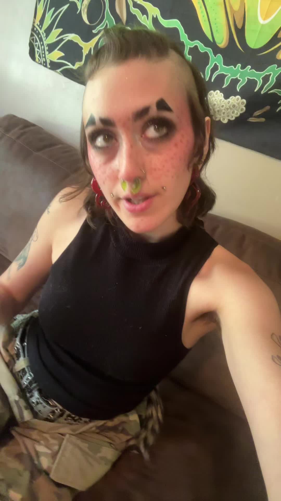 @Ani 🐛🍎