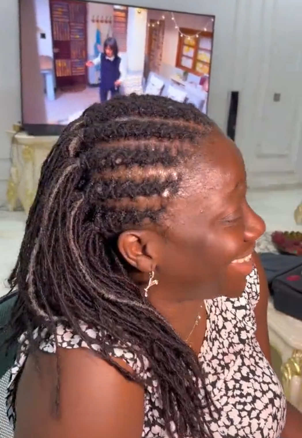 @FEMALE BARBER/LOCTICIAN IN LAG