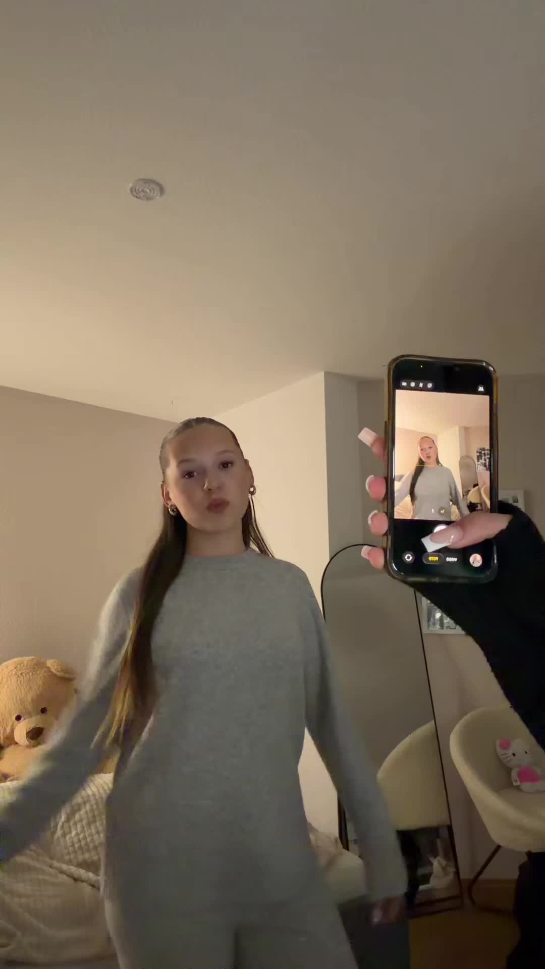 @𝐞𝐦𝐢𝐥𝐲𝐞𝐱𝐜𝐡𝐚𝐧𝐠𝐞𝟐𝟕