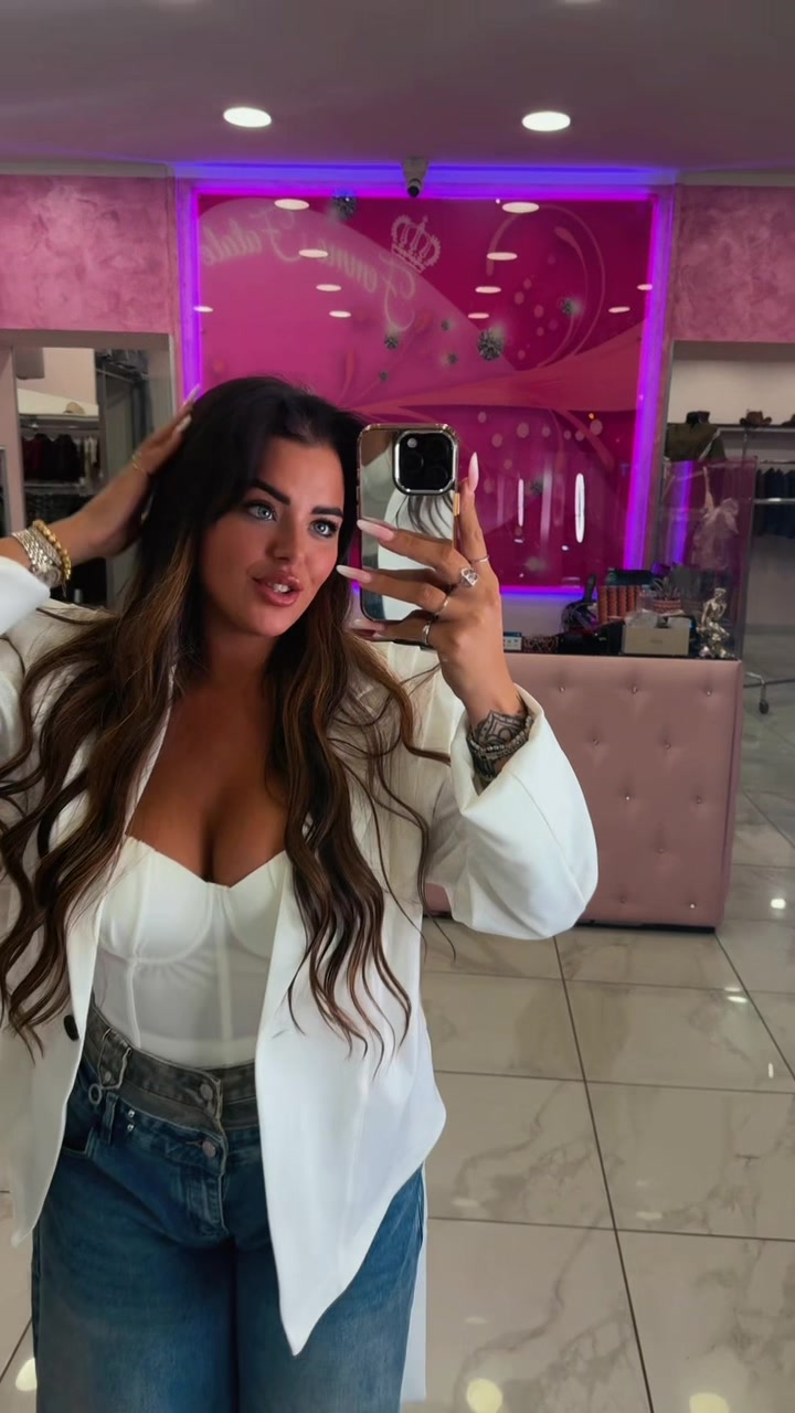 @femme.fatale.curvy