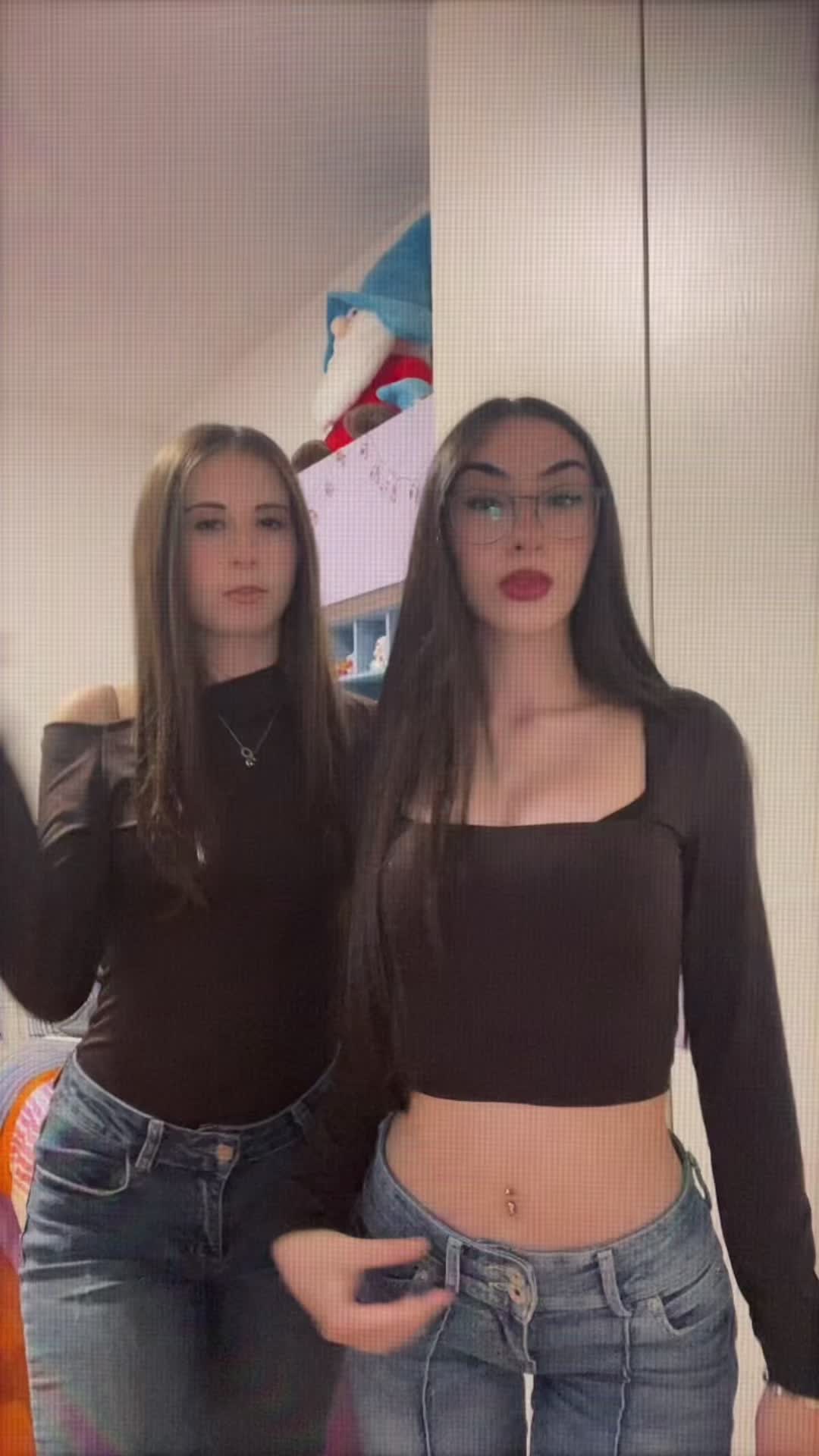 @𝟐𝟐