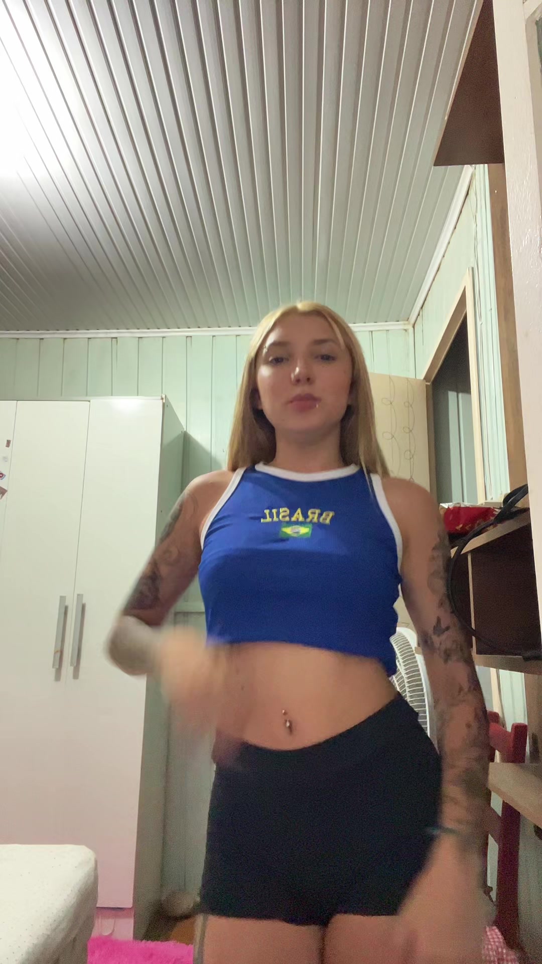 @Lara_gbl__