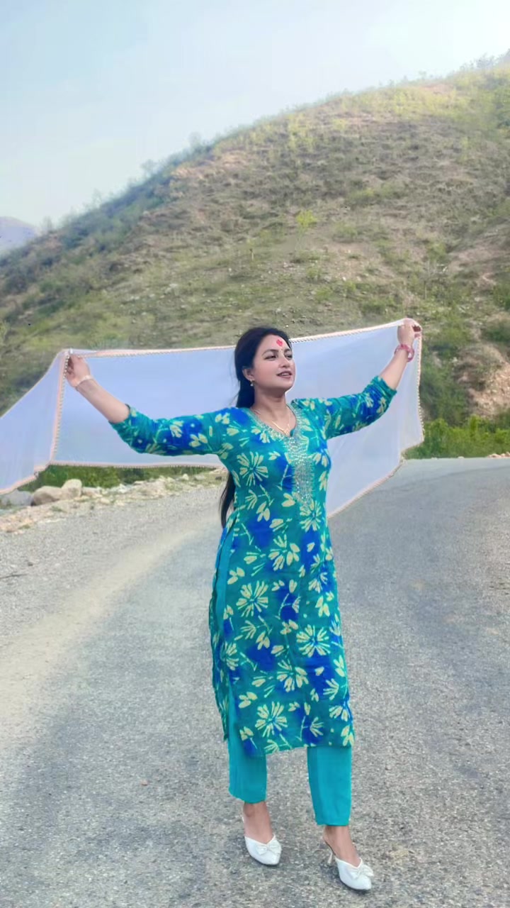 @शिवानी 😊smile Queen 😊 👑