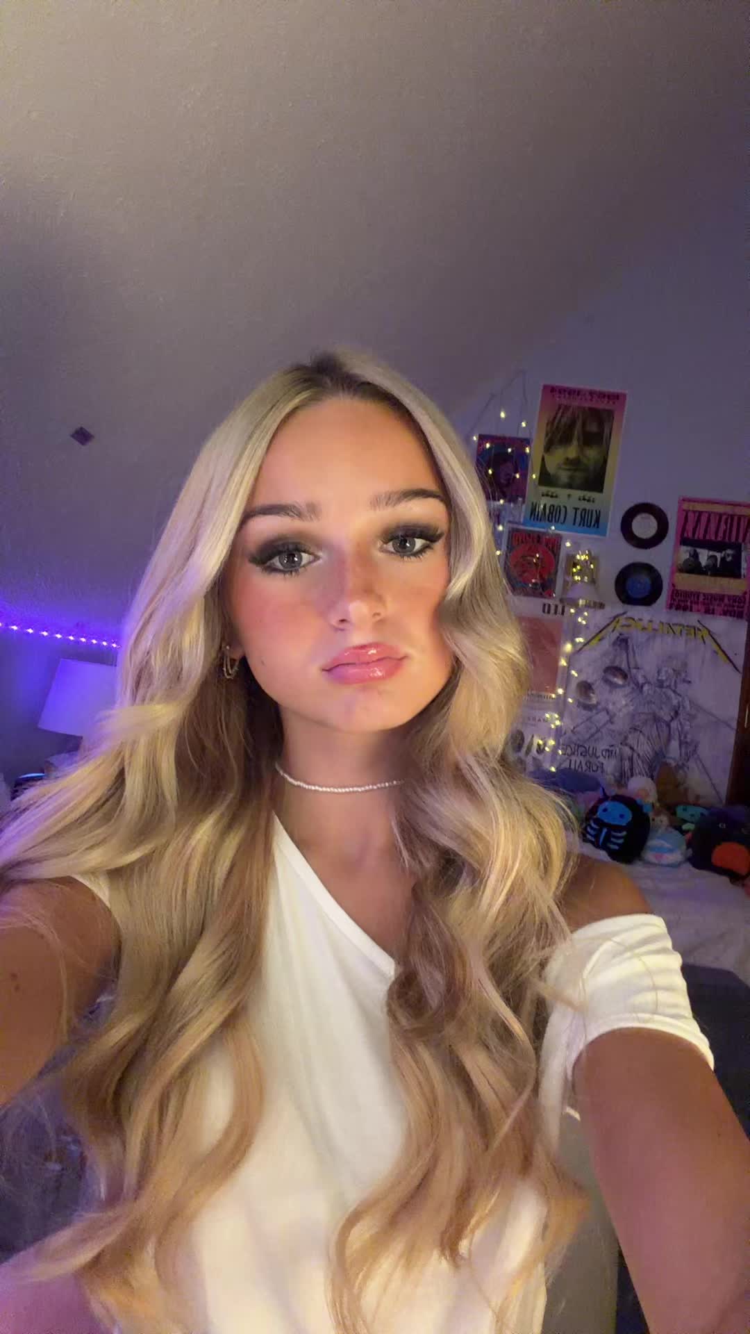 @✌️