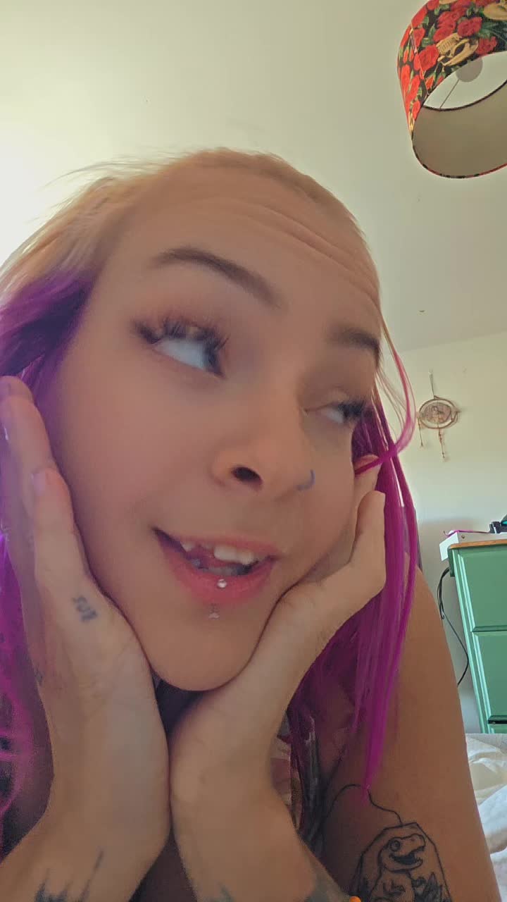 @Adora