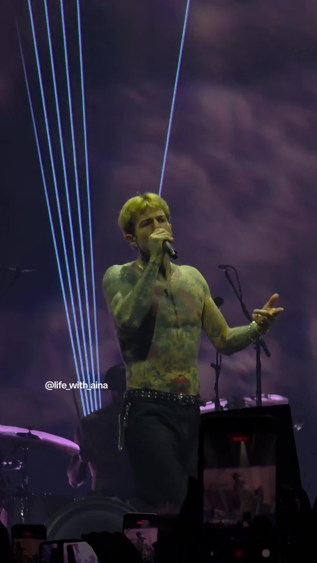 @⨾༊