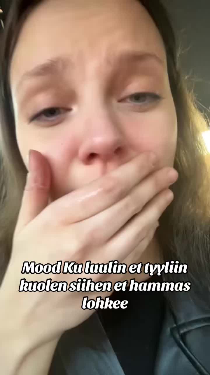 @Hymytyttö