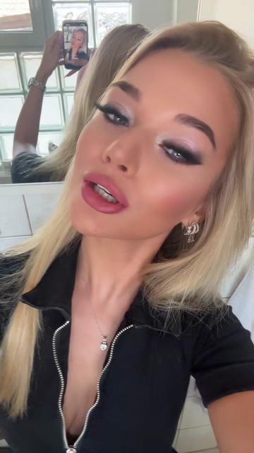@Hancsi_._