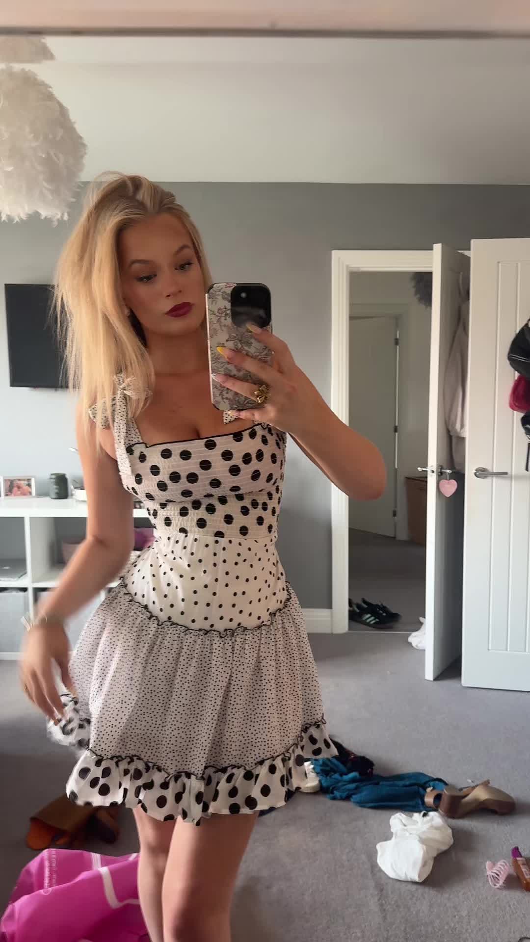@sophie_wallis_